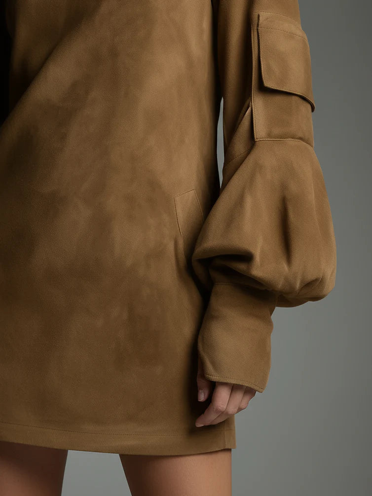 Ariane – Robe Courte Col Montant en Suédine